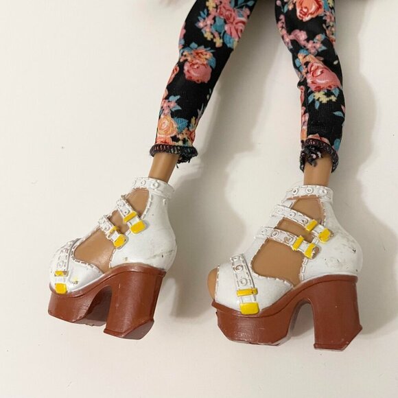 Bratz Yasmin Doll Flaws - Picture 7 of 14